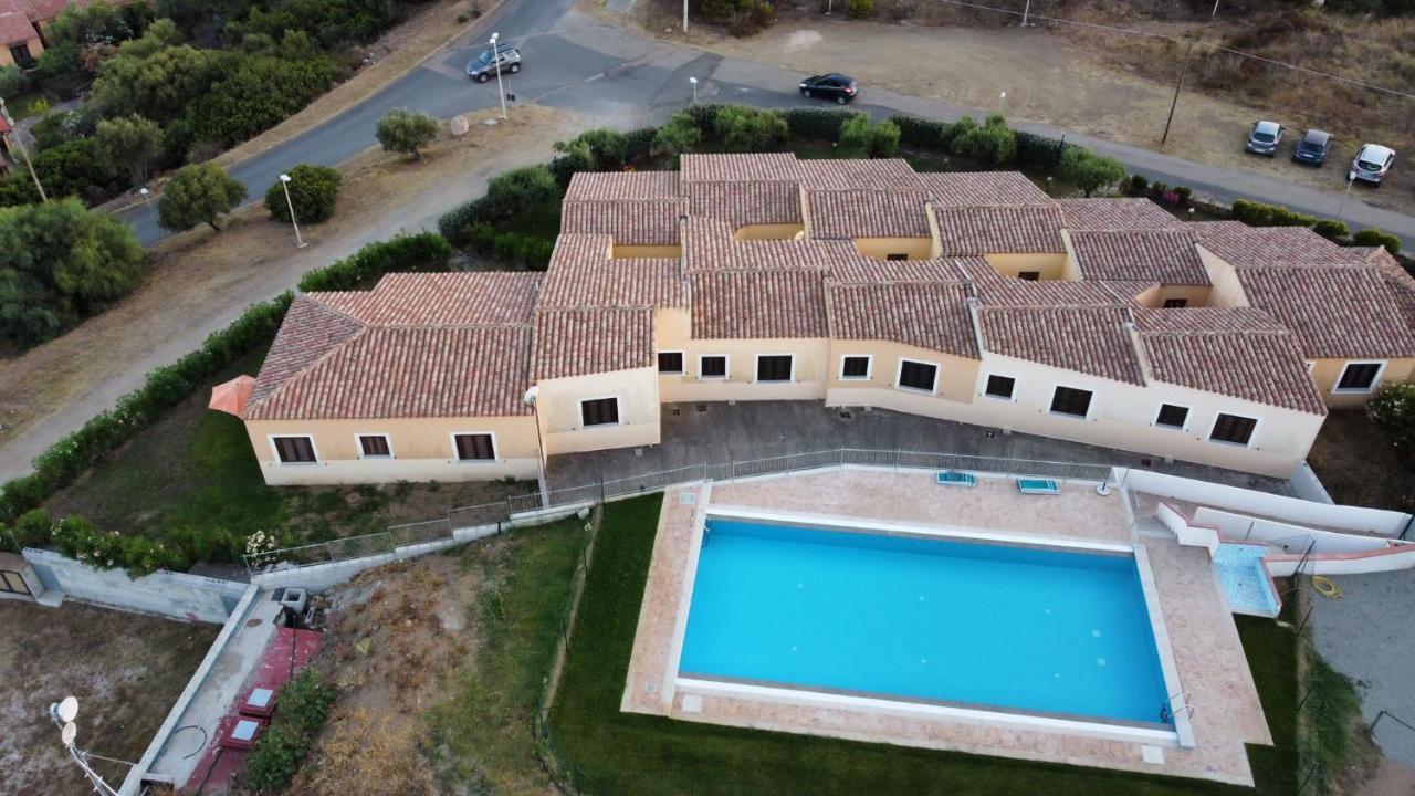 Residence Baia Sant Anna Con Piscina Tanaunella Exterior foto